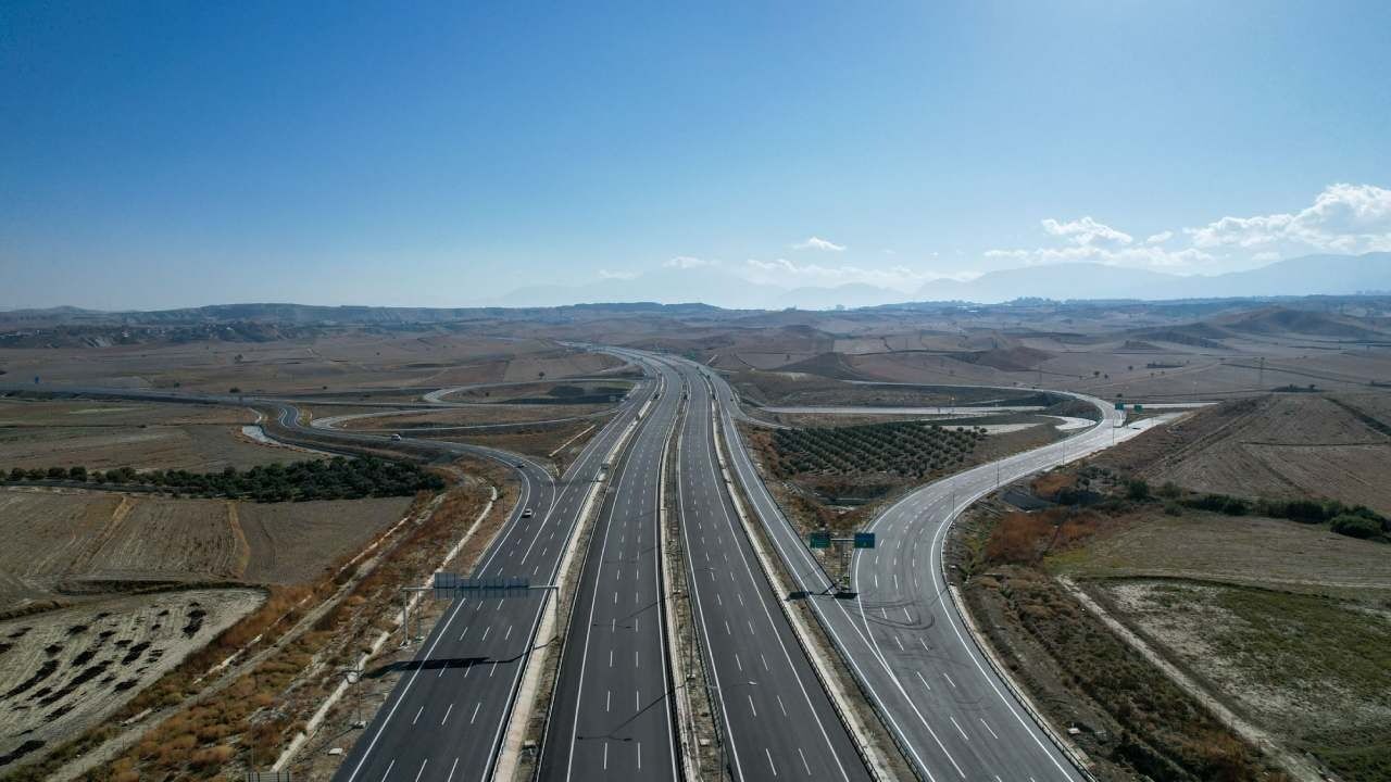 Tesla’nın otopilotu Aydın-Denizli Otoyolu’nda tekliyor! Kullanıcılar deneyimlerini paylaştı