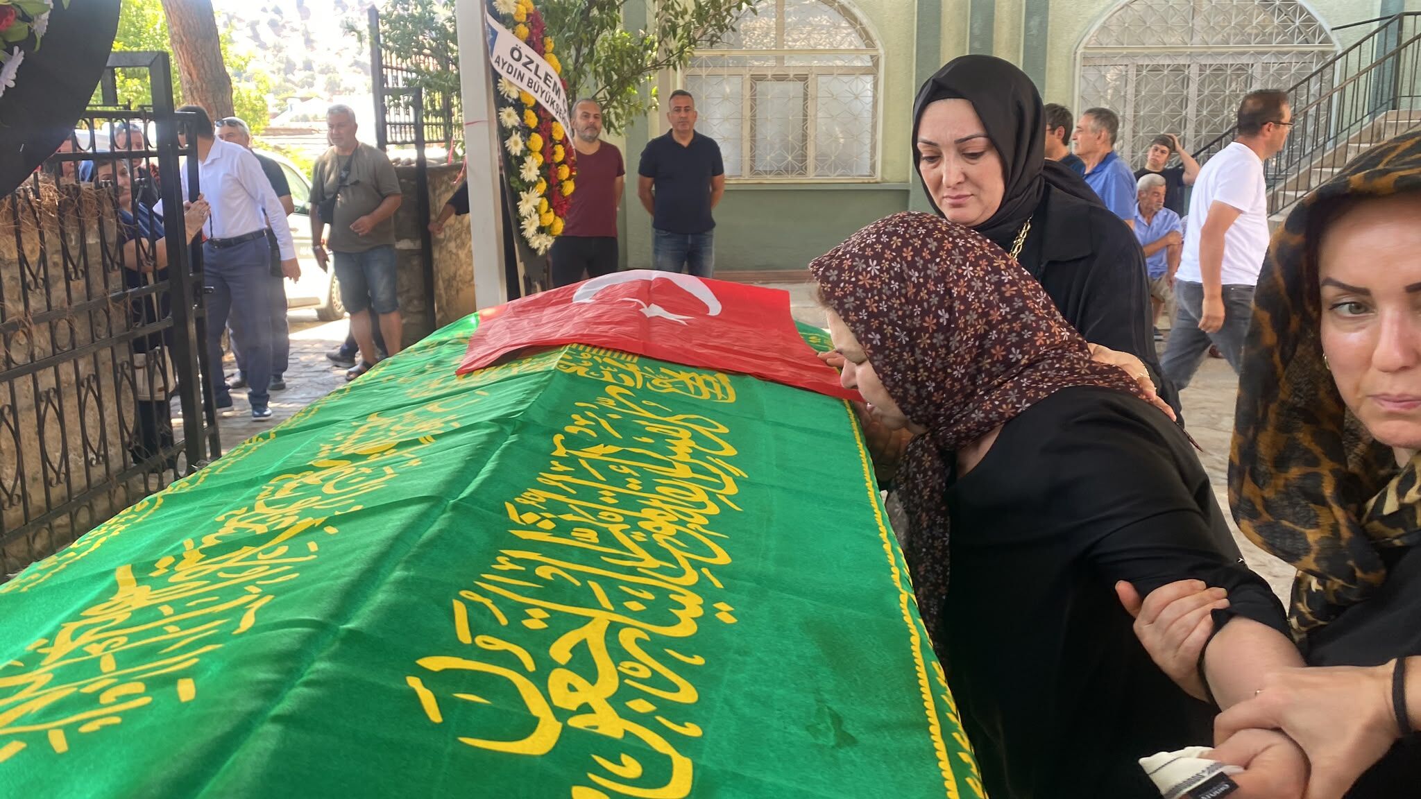 Üniversiteyi kazandı, oğlunu kaybetti: Gözyaşlarıyla son yolculuğuna uğurlandı