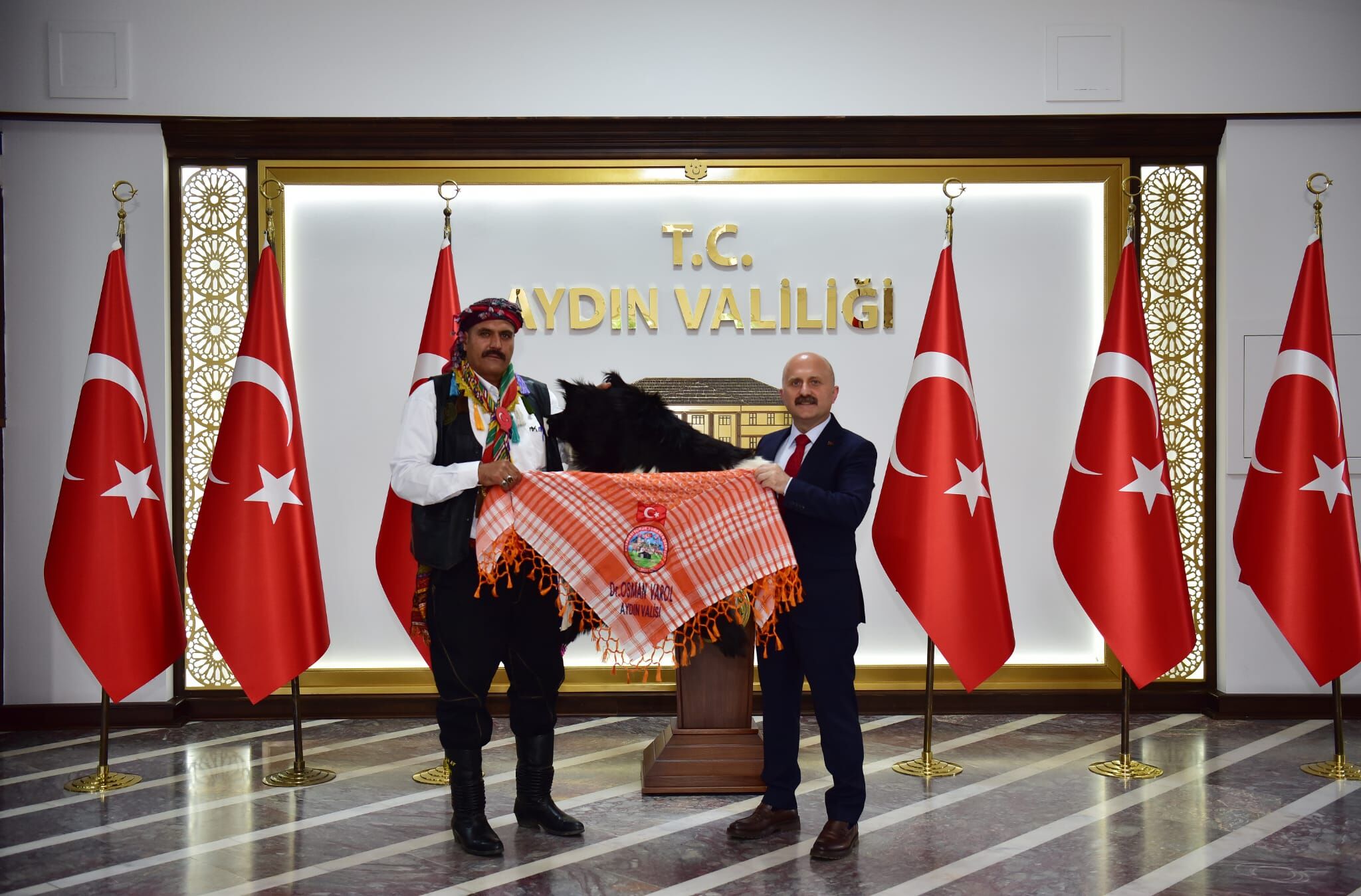 Vali Varol Yörük Türkmen Derneği Başkanı Ay Ile Görüştü (3)