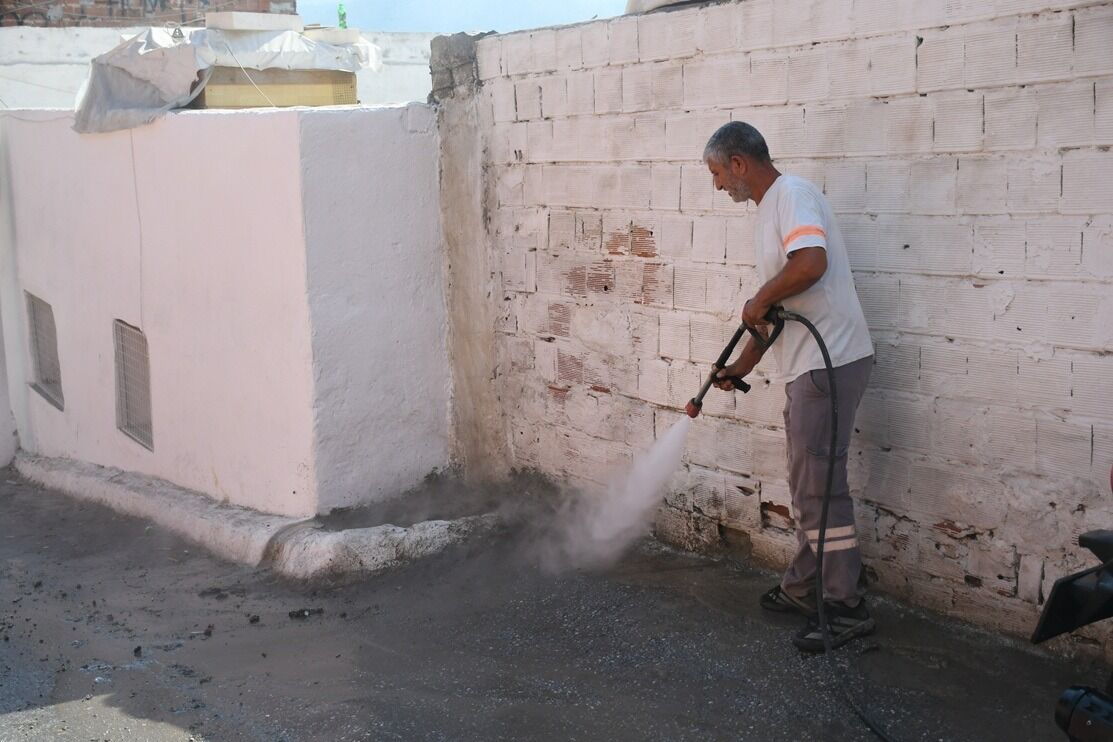 Yaz Sezonu Kuşadası’nı Hareketlendirdi Ekipler Temizlik Için Seferber Edildi (1)