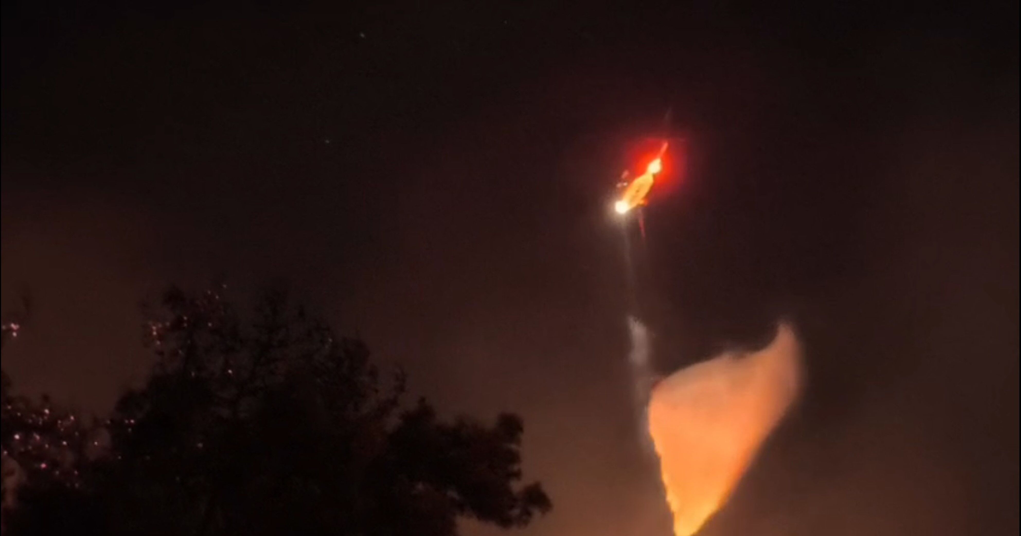 Yerli Helikopter Nefes Gece Karanlığında! Orman Yangınını Dize Getirdi (2)