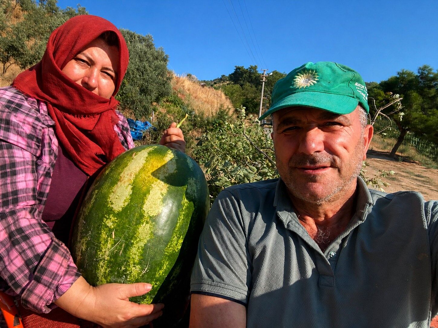 Yörük çift Aydın’ın dağlarında dev mahsuller yetiştirdi