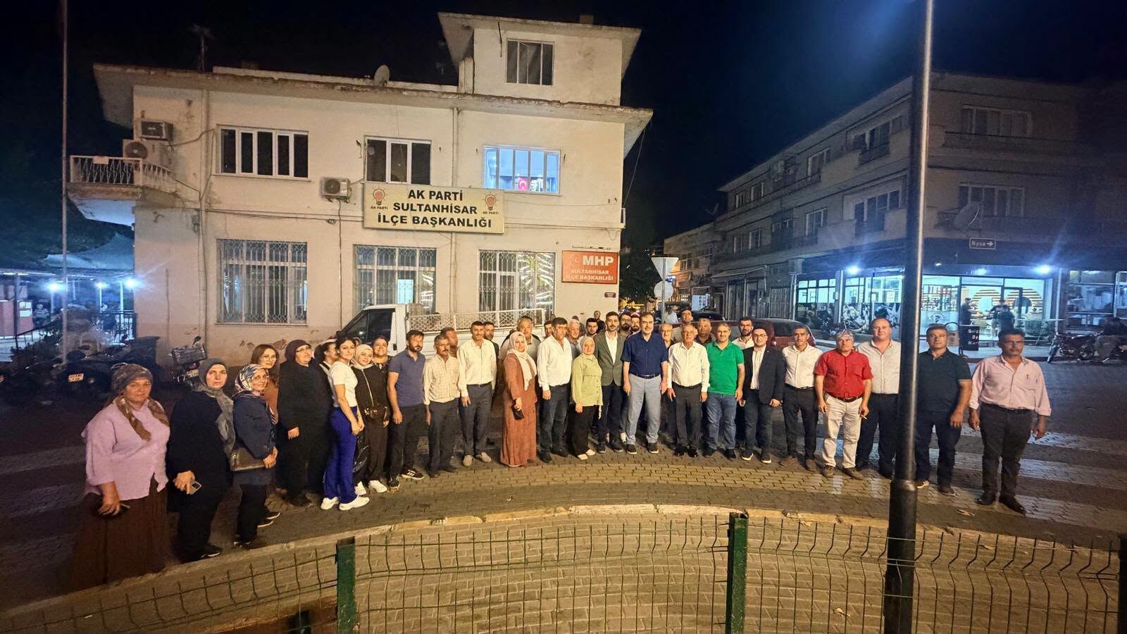 AK Parti Sultanhisar yeni üyelerle güçleniyor: Rozetlerini Başkan Erdem taktı