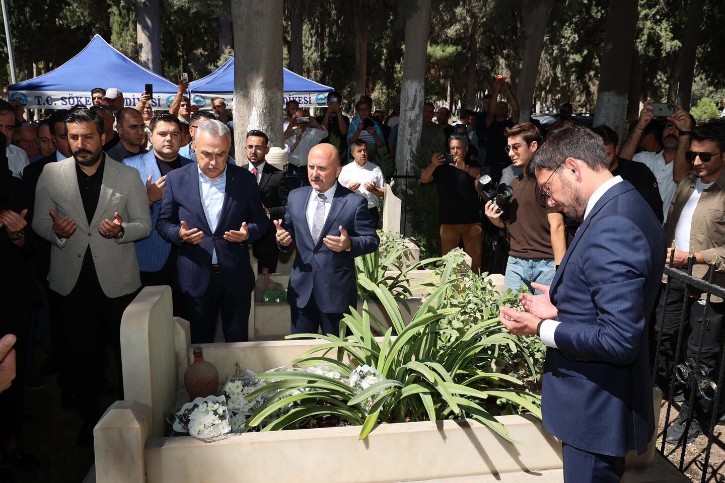 Ak Partili Savaş, ‘Efsane Vali’yi Mezarı Başında Andı! Savaş’tan ‘Efsane Vali’ye Büyük Vefa (2)