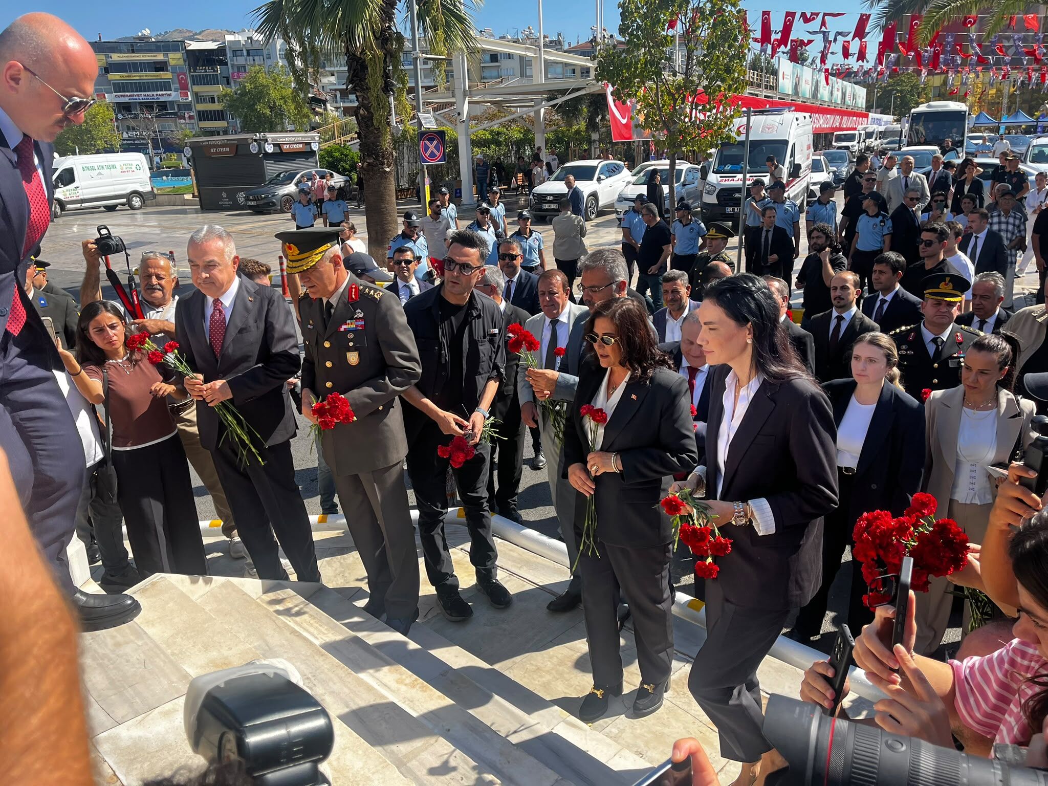 Aydın Atatürk Kent Meydanı'nda coşkulu kutlama