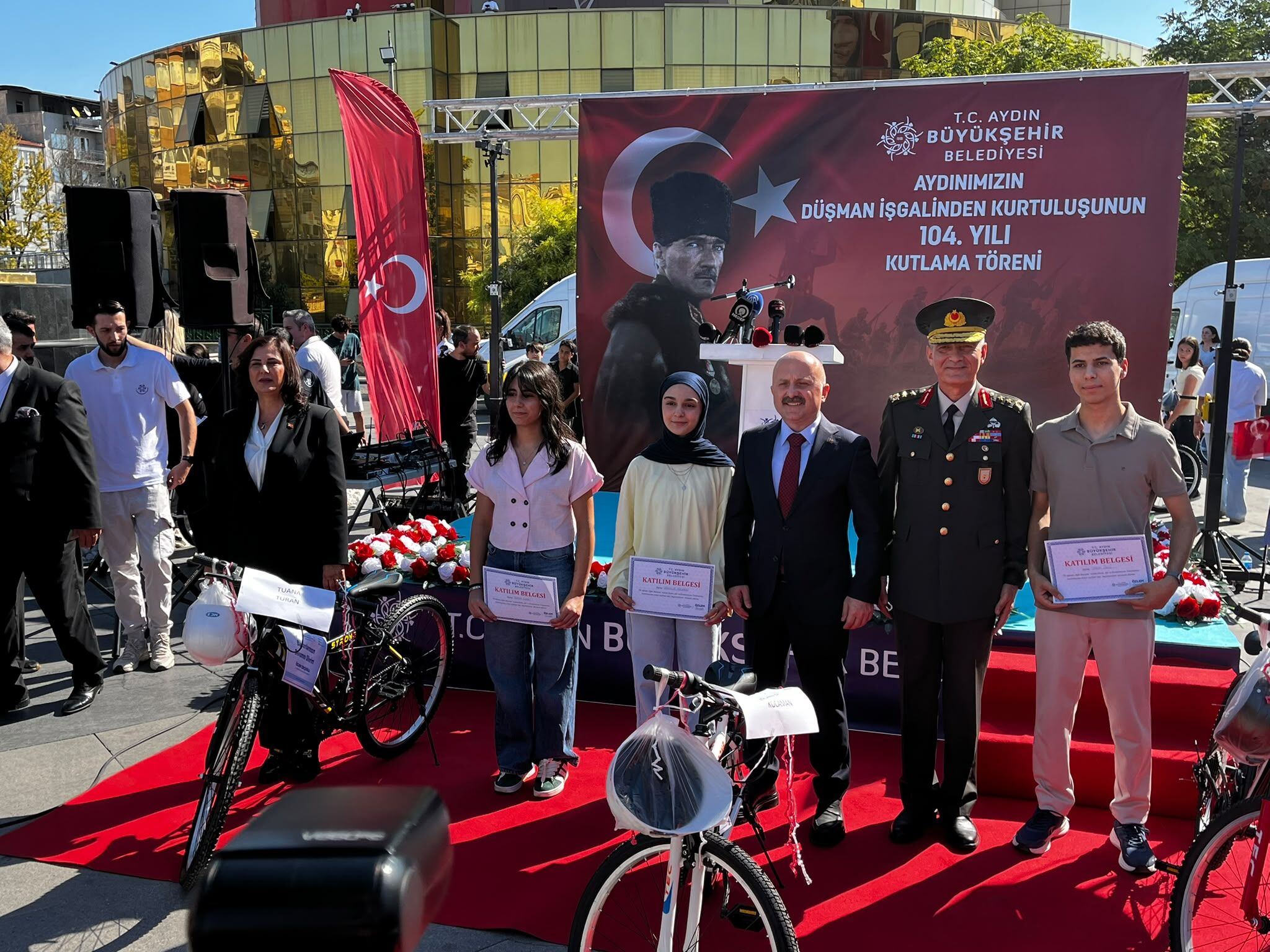 Aydın Atatürk Kent Meydanı'nda coşkulu kutlama