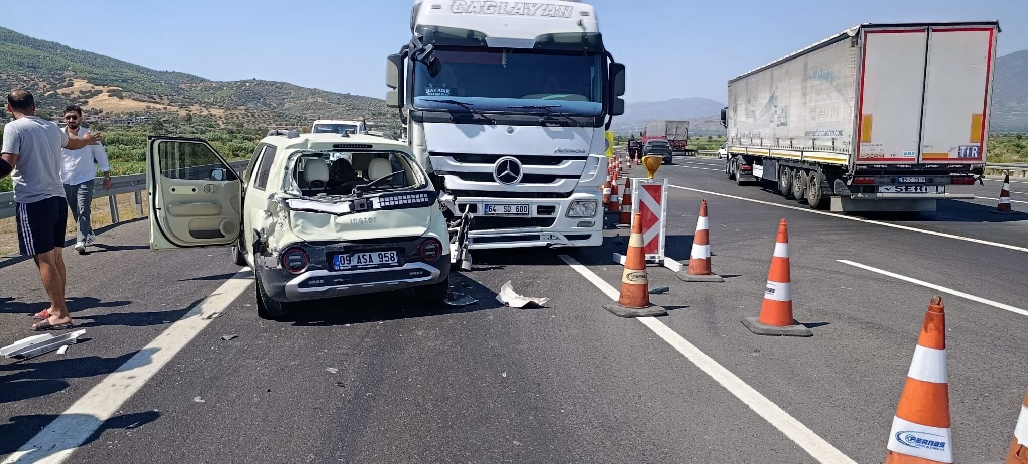 Aydın Denizli Otoyolu'nda Tır Faciası! Otomobile Çarparak Sürücüyü Hastanelik Etti (1)