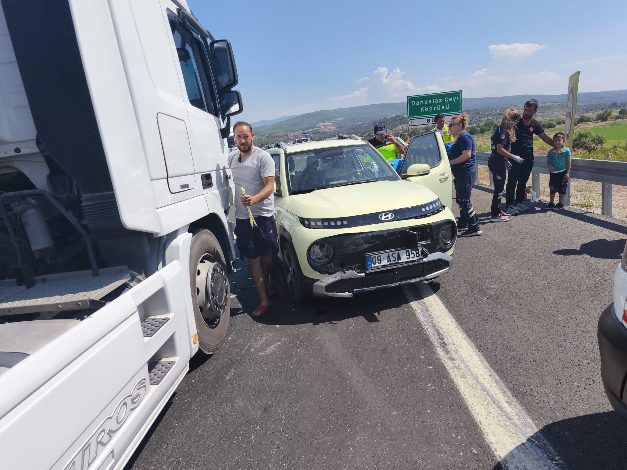Aydın Denizli Otoyolu'nda Tır Faciası! Otomobile Çarparak Sürücüyü Hastanelik Etti (2)