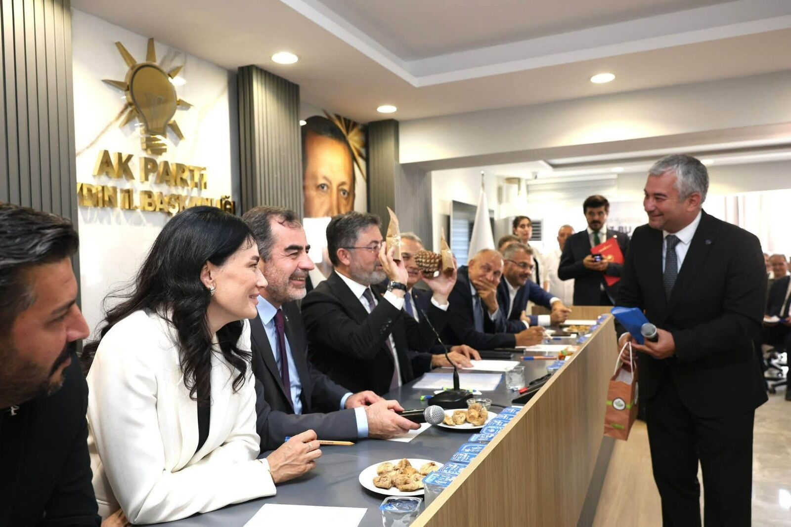 Aydın'a Gelen Bakan Yumaklı'ya Özel Dosya Sunuldu Başkan Demir Koçarlı'daki Üreticilerin Taleplerini Iletti (2)