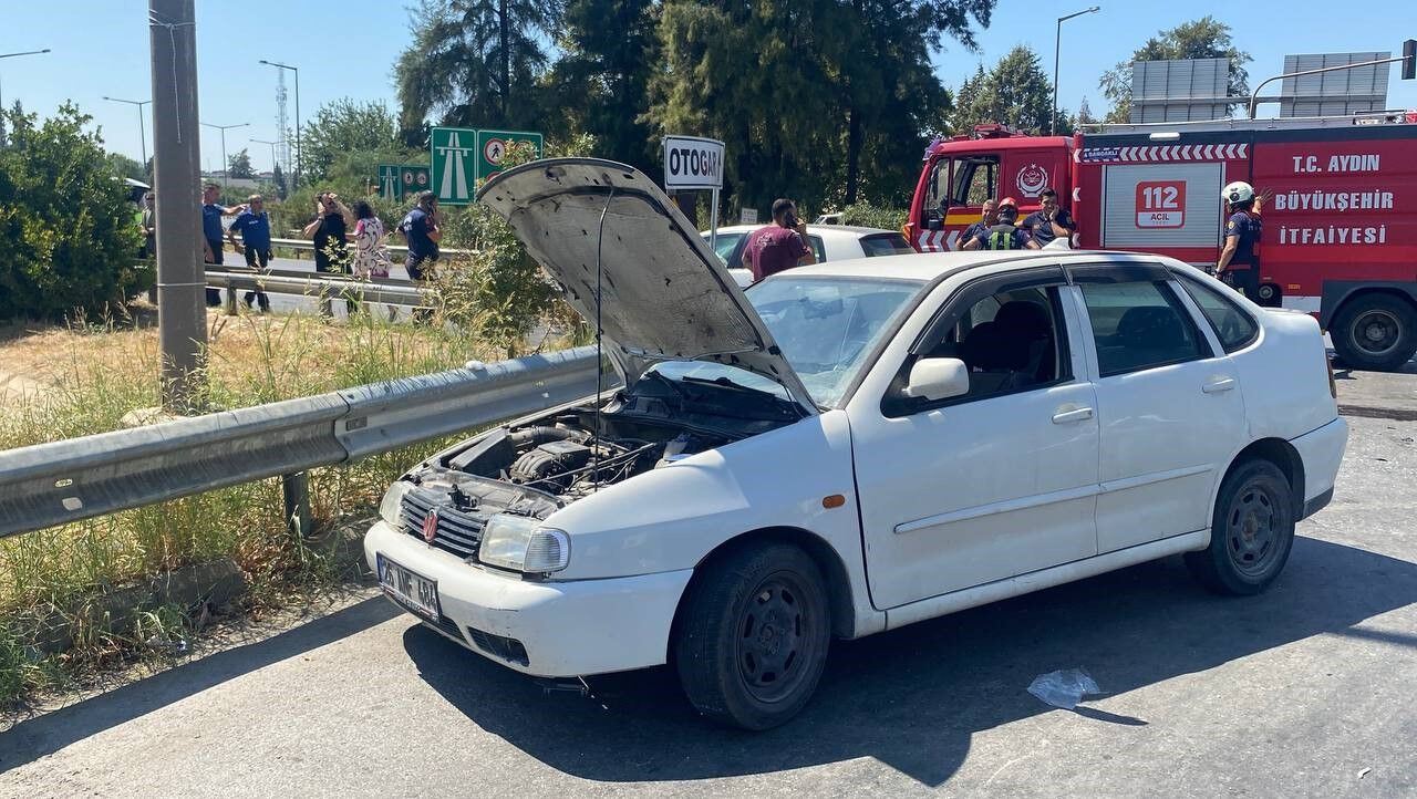 Aydın'da Iki Otomobil Çarpıştı 1’I Bebek 4 Yaralı (1)