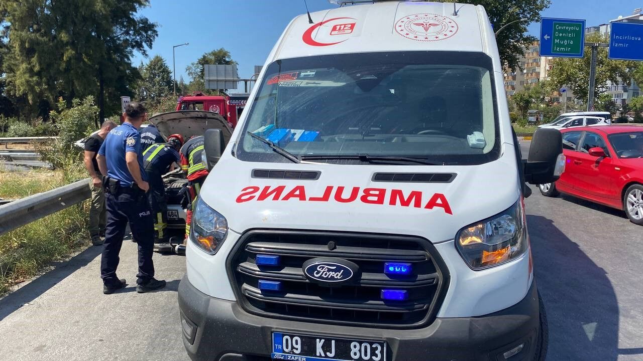 Aydın'da Iki Otomobil Çarpıştı 1’I Bebek 4 Yaralı (3)
