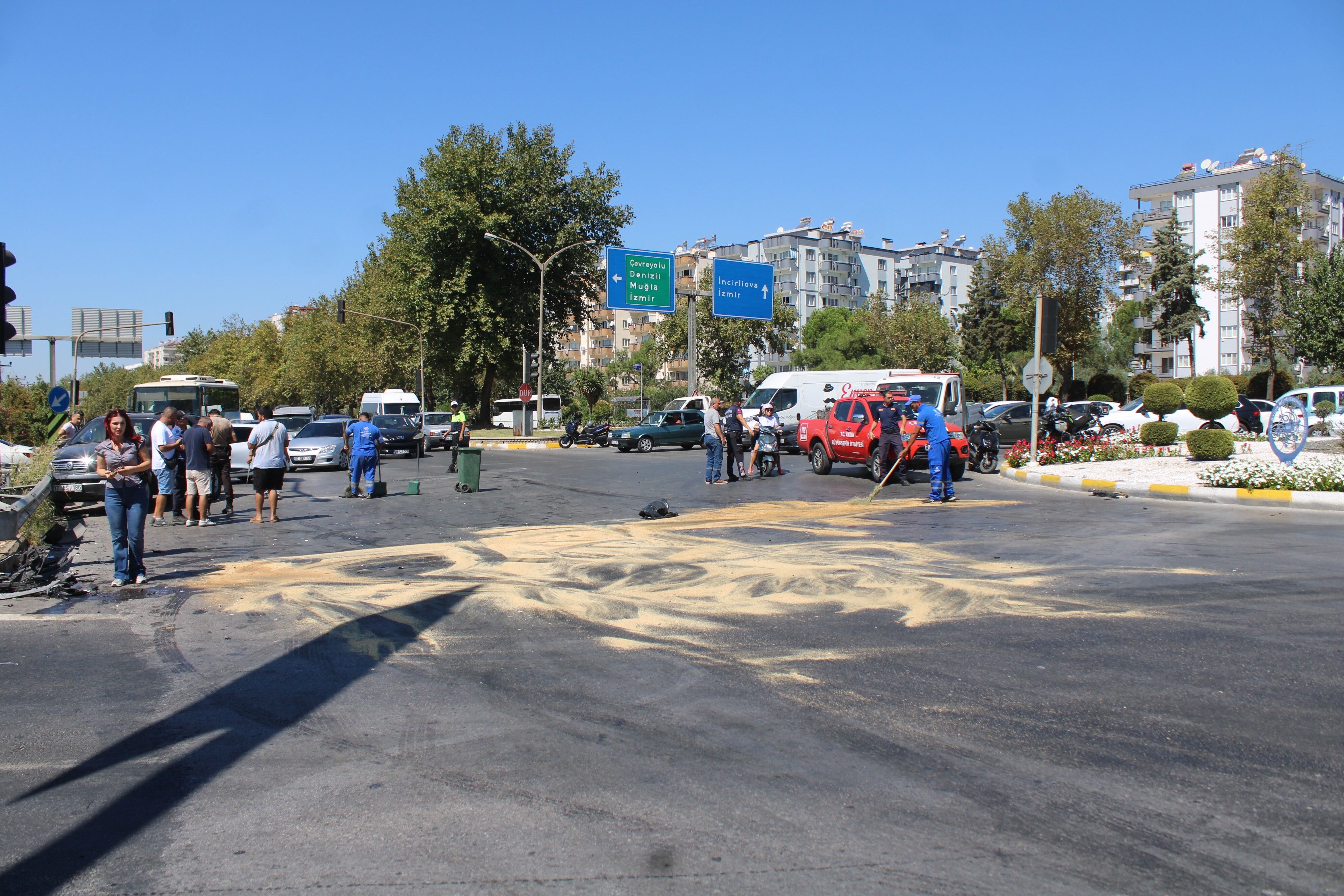 Aydın'da Kırmızı Işık Ihlali Felaket Getirdi! Çok Sayıda Yaralı, Yol Trafiğe Kapandı! (1)