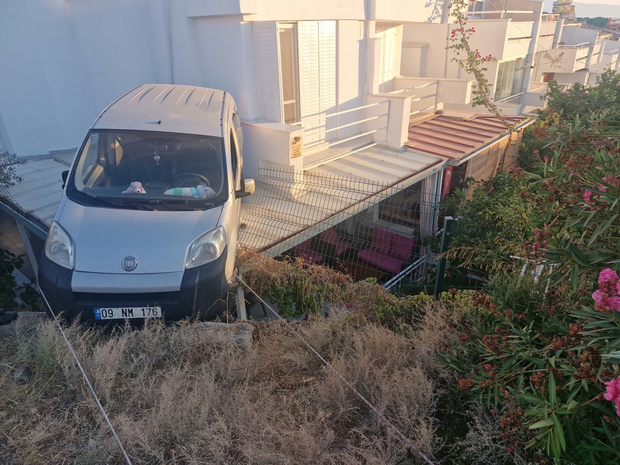 Aydın’da Korkutan Kaza! Araç Yazlık Evin Verandasında Asılı Kaldı (2)