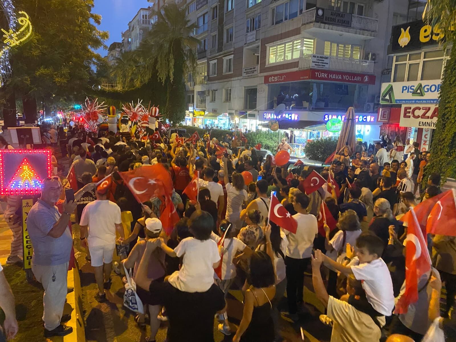 Aydın'da Kurtuluşun Coşkusu Sokaklara Taşındı Yüzlerce Vatandaş Meşale Ve Türk Bayraklarıyla Fener Alayında Buluştu (4)