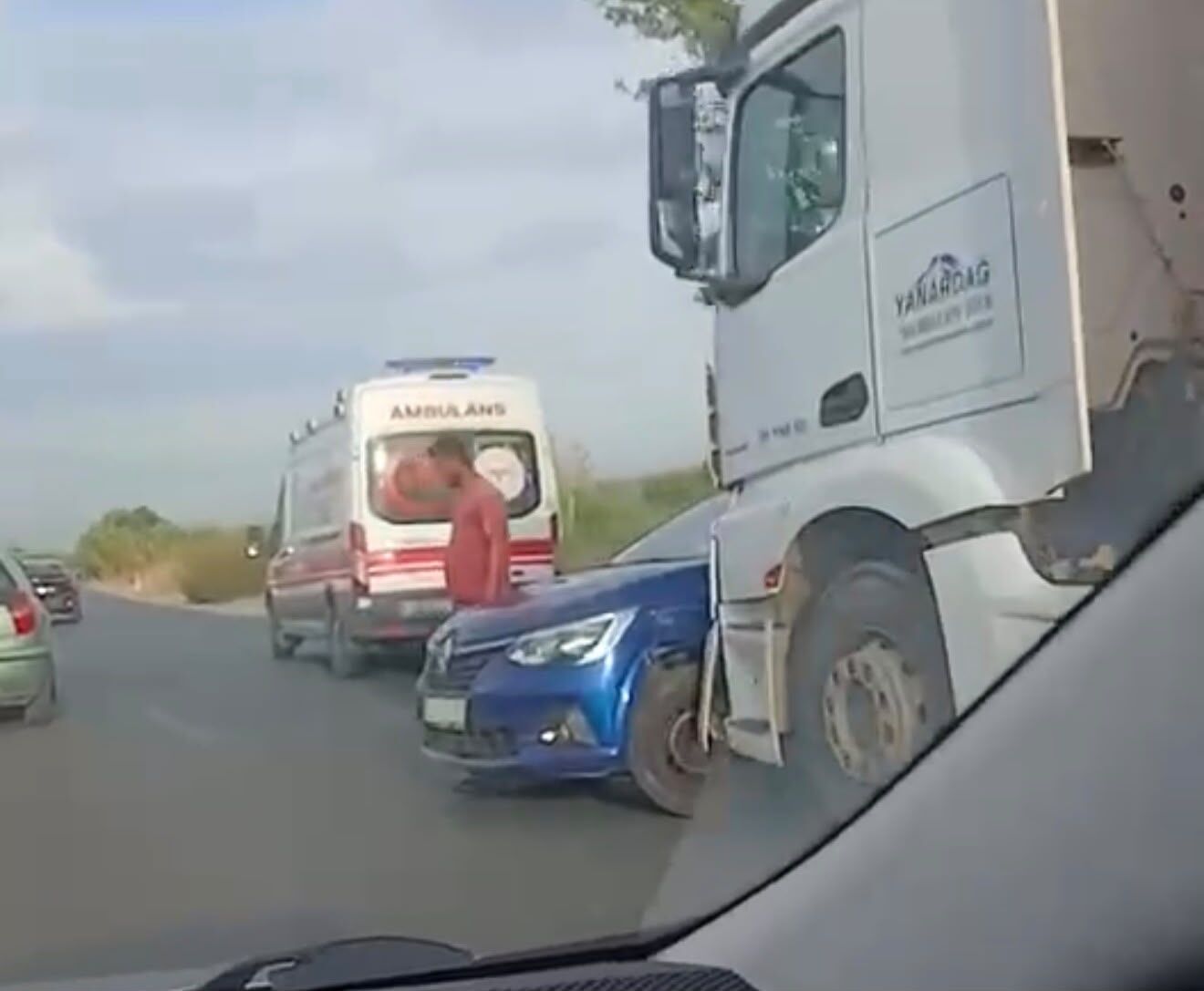 Aydın'da Tır Ile Otomobil Çarpıştı! Sürücü Hastanelik Oldu (1)