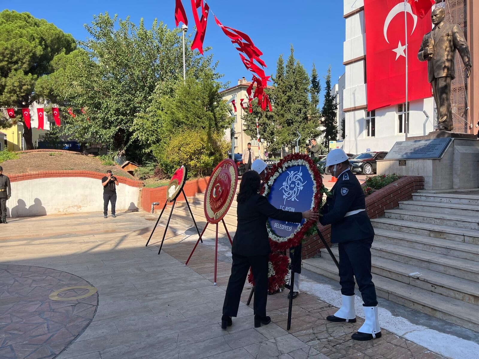 Aydın’ın kurtuluşunun 104. yılı çelenk sunumuyla kutlanmaya başladı