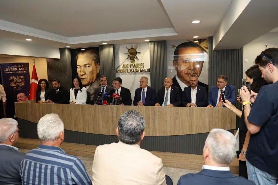 Bakan Yumaklı'ya Aydın'a Çilek Laboratuvarı Talebi Bir Kasa Dolusu Sultanhisar Çileği Takdim Edildi (1)