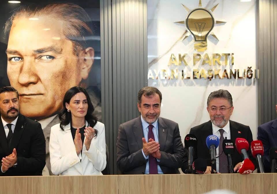 Bakan Yumaklı'ya Aydın'a Çilek Laboratuvarı Talebi Bir Kasa Dolusu Sultanhisar Çileği Takdim Edildi (4)