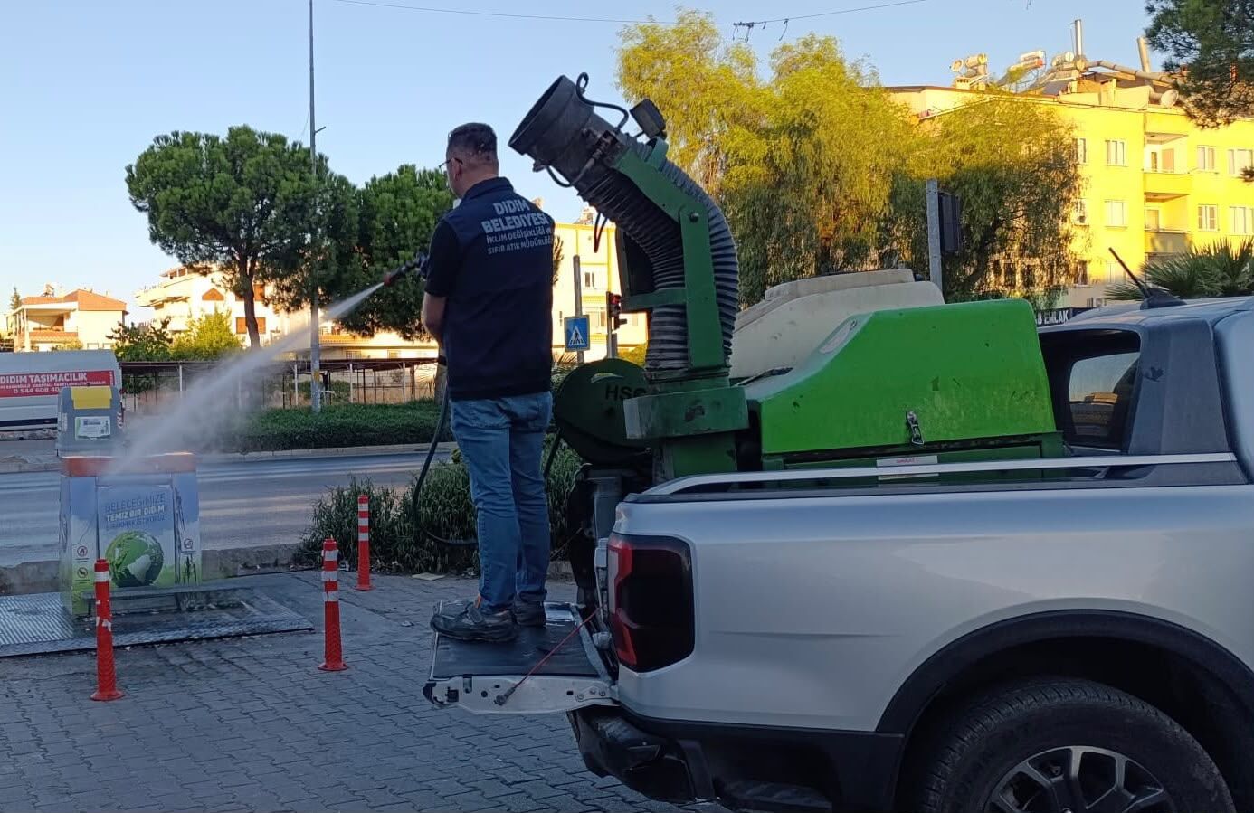 Didim’de Çöp Konteynerleri Düzenli Ilaçlanıyor (1)