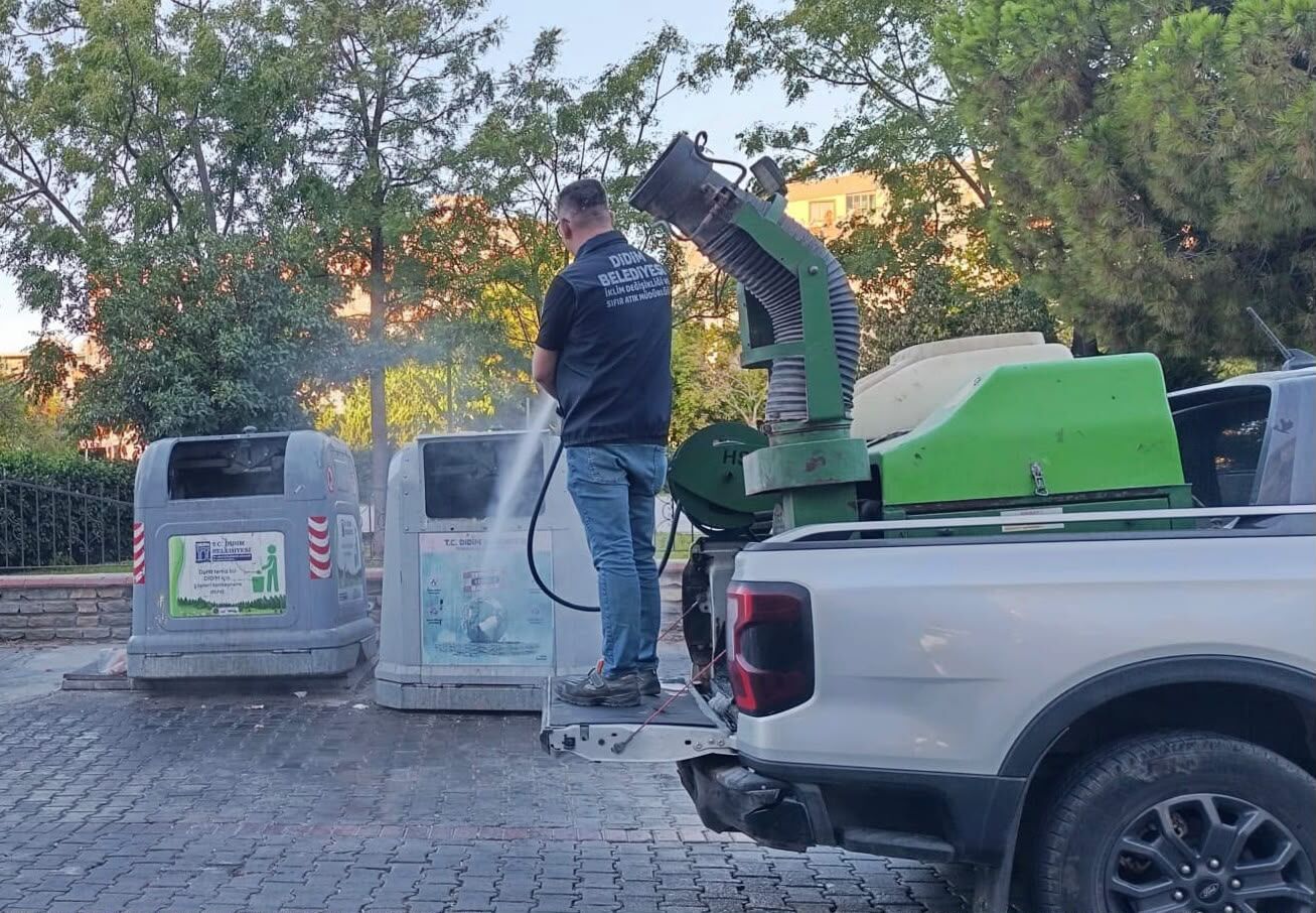 Didim’de Çöp Konteynerleri Düzenli Ilaçlanıyor (3)