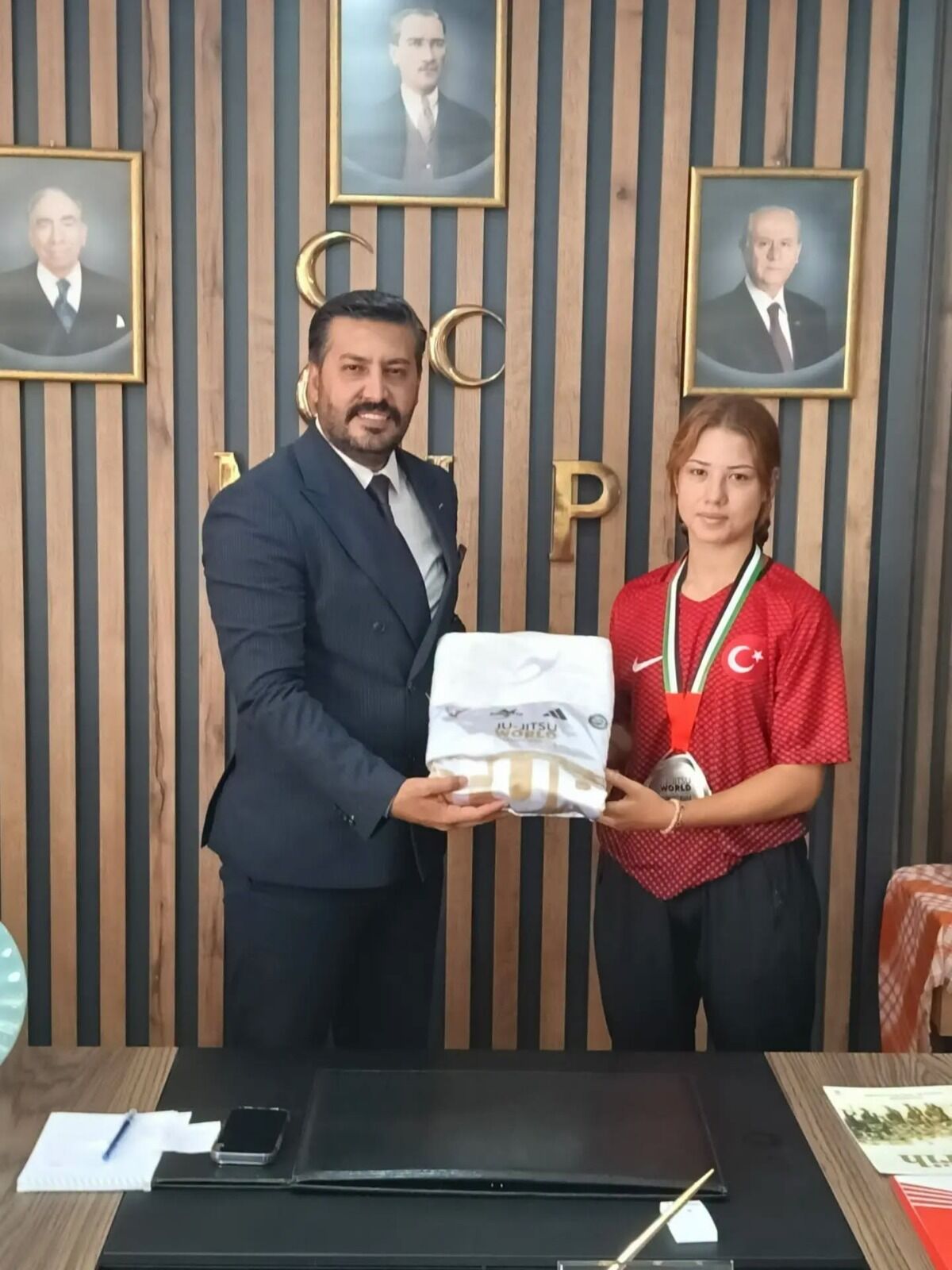 Dünya Ikincisi Çavutlu'dan Mhp Aydın'a Ziyaret (2)