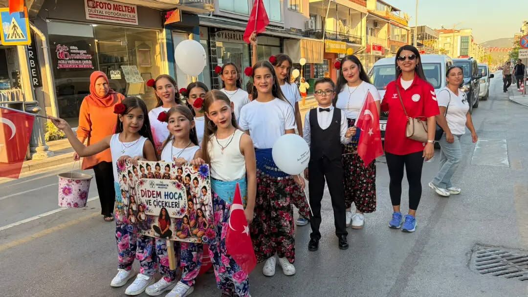 Germencik’in Çiçek Kızları Dalaman’da Sahne Aldı Başkan Zencirci De Muğlalıları İncir Festivali'ne Çağırdı (5)
