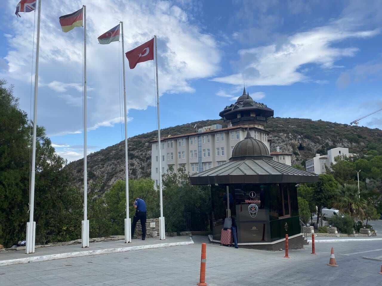Kuşadasında Otelde Maaş Krizi (2)
