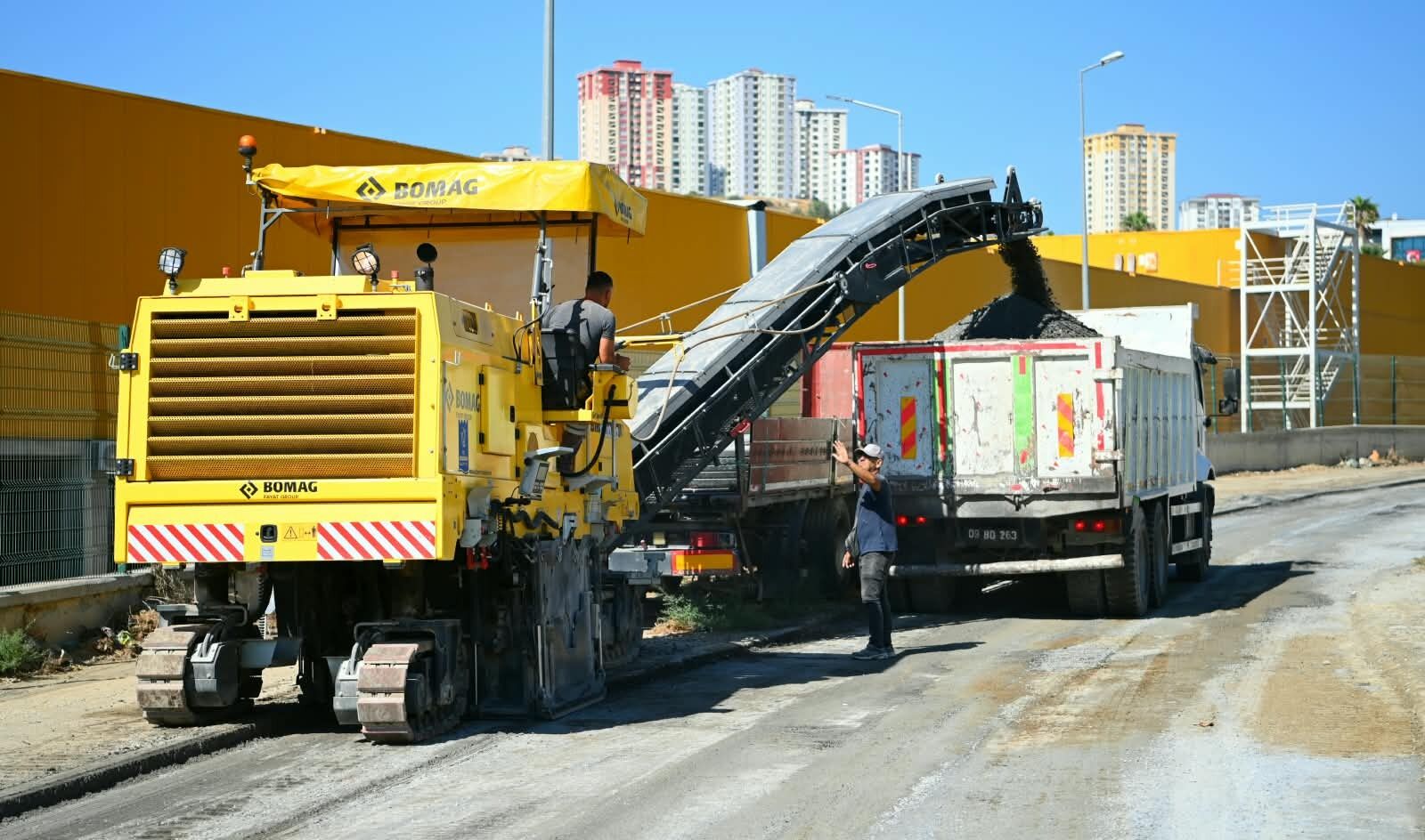 Kuşadası’nda yol seferberliği: Değirmendere Mahallesine 2 bin metrekare yol kazandırılıyor