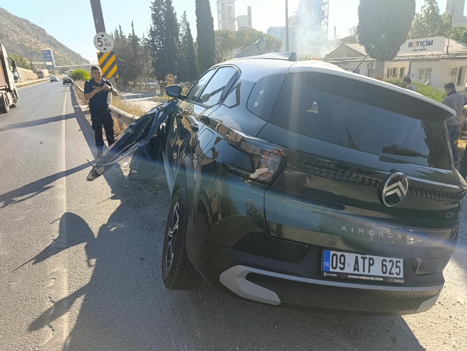 Söke'de korkunç kaza! Bariyerlere saplandı