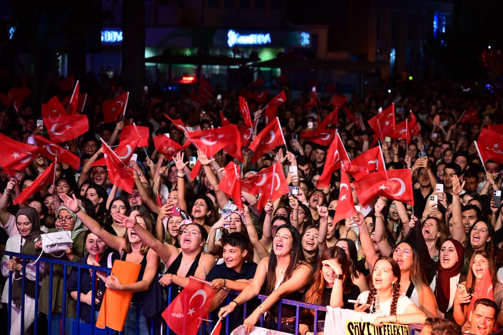 Söke'de Milli Gurur Ve Kurtuluş Coşkusuyla Unutulmaz Gece Emir Can İğrek Konseri Ve Filenin Sultanları Sökelileri Coşturdu (4)