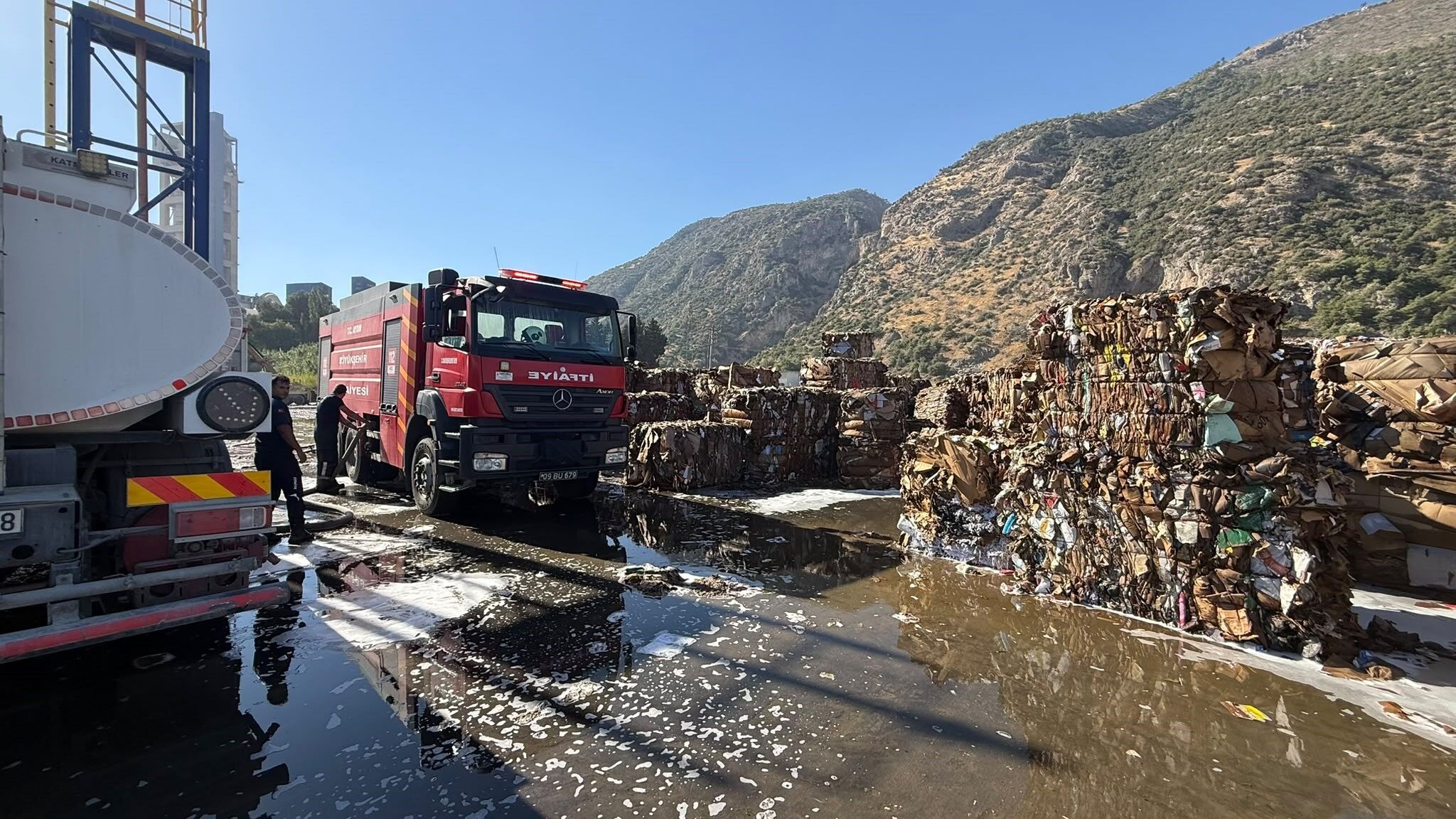 Söke'deki Ki̇paş Kağıt Fabrikası'nda Korkutan Yangın Ekipler Seferber Oldu (1)