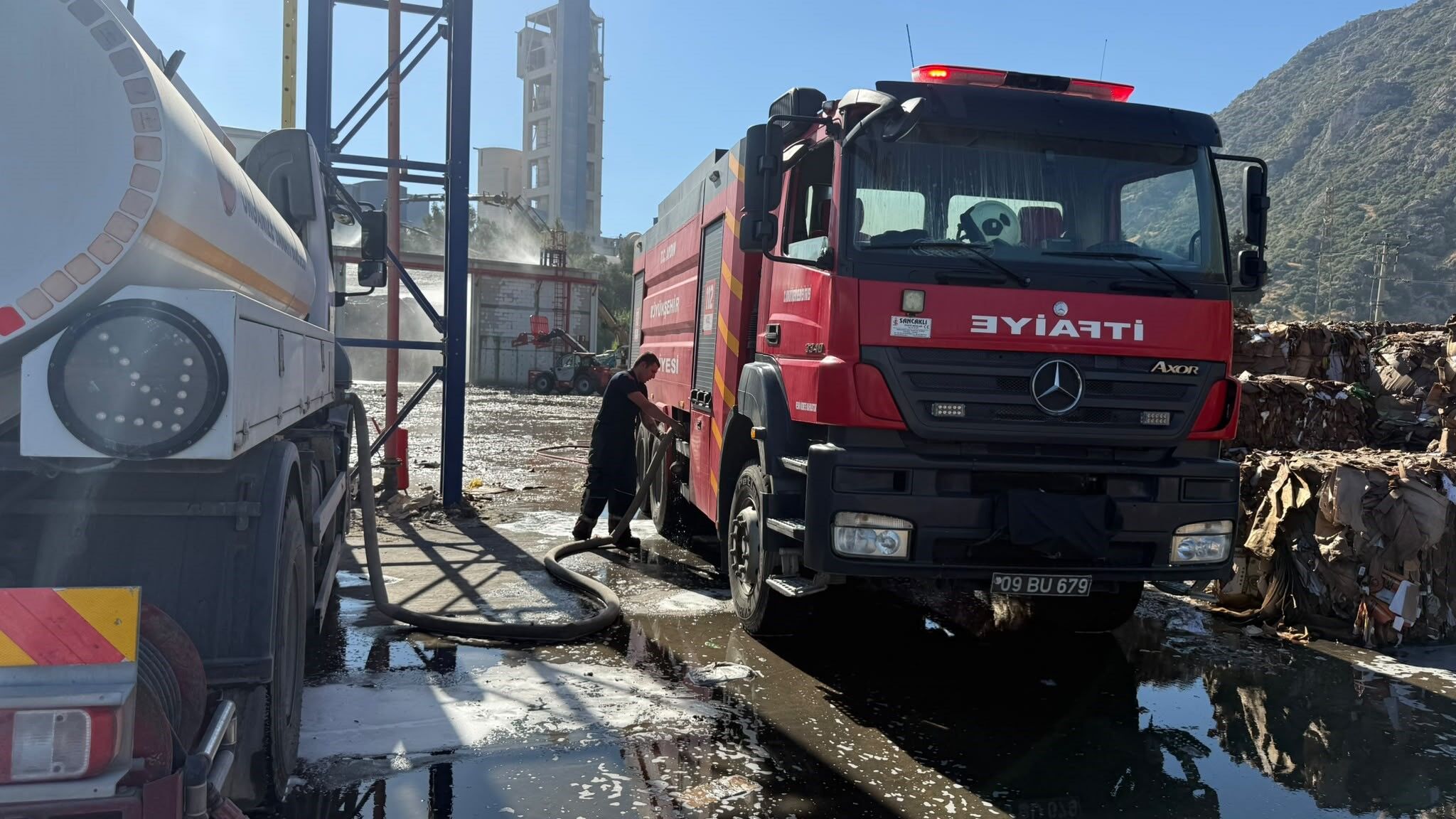 Söke'deki Ki̇paş Kağıt Fabrikası'nda Korkutan Yangın Ekipler Seferber Oldu (5)