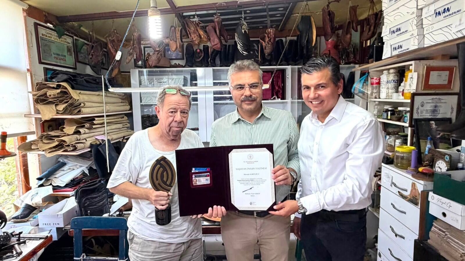 Vekil Özmen, Kuşadası’nın Çınarını Ziyaret Etti! 60 Yıldır Körüklü Çizme Yapıyor (3)