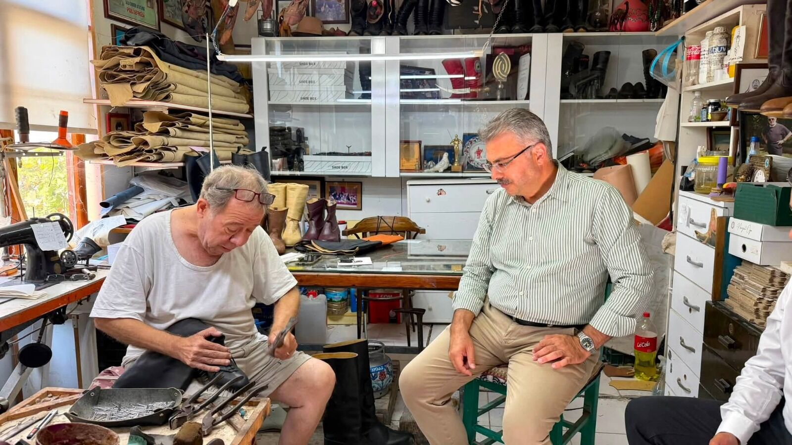 Vekil Özmen, Kuşadası’nın Çınarını Ziyaret Etti! 60 Yıldır Körüklü Çizme Yapıyor (5)