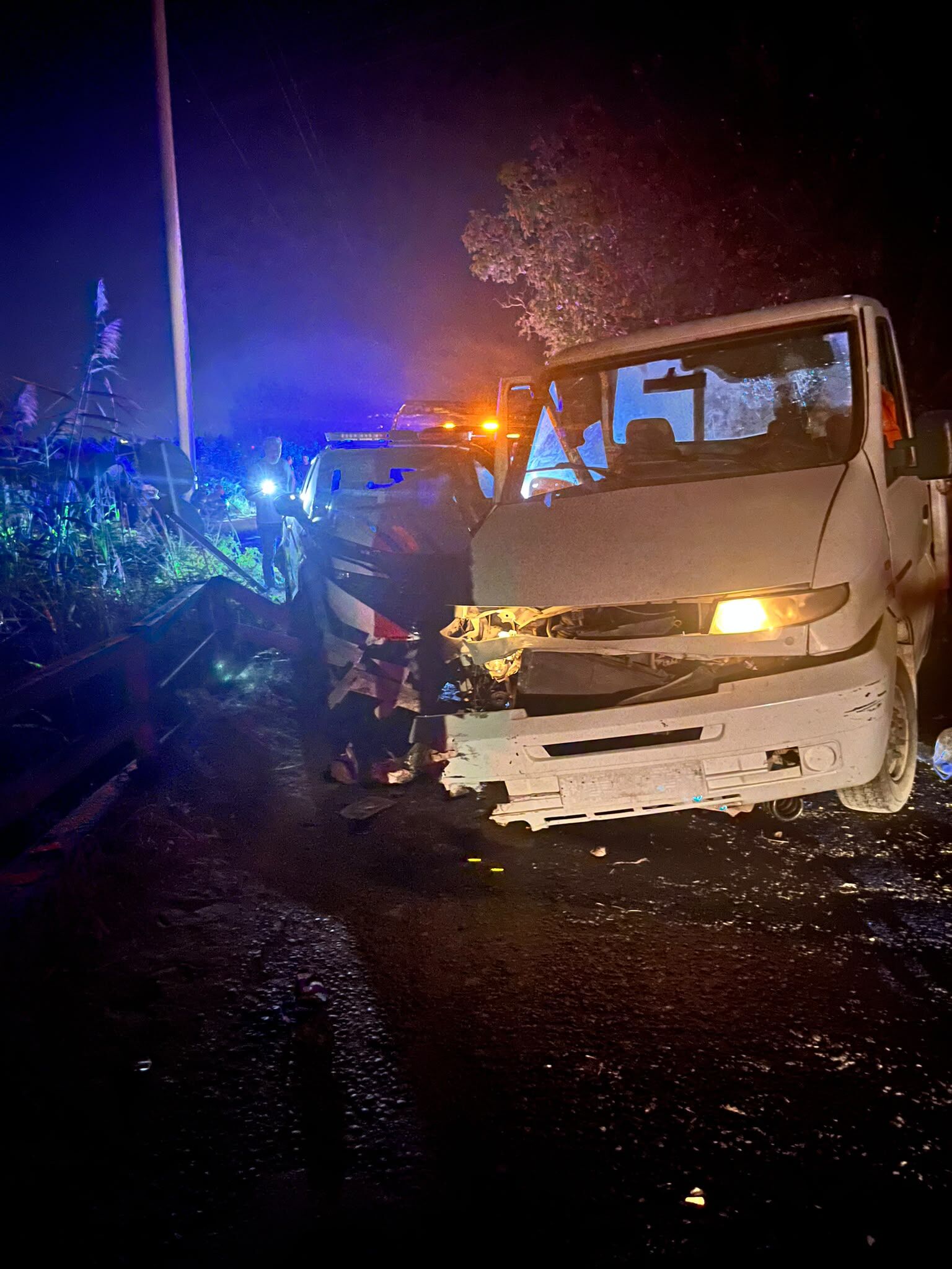 Nazilli’de alkollü sürücü korkuluklara çarptı: 2 Polis yaralandı (4)