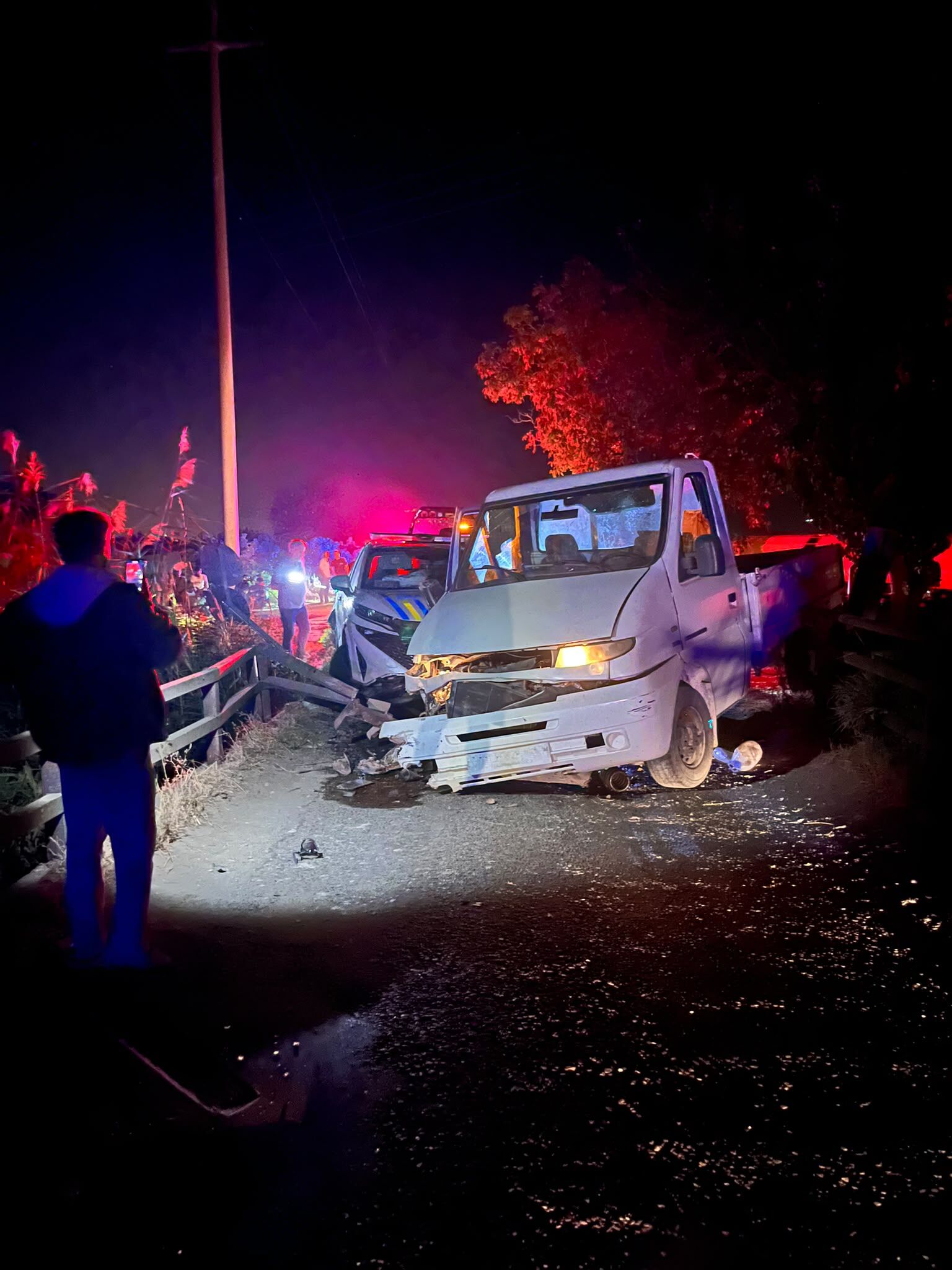 Nazilli’de alkollü sürücü korkuluklara çarptı: 2 Polis yaralandı (3)