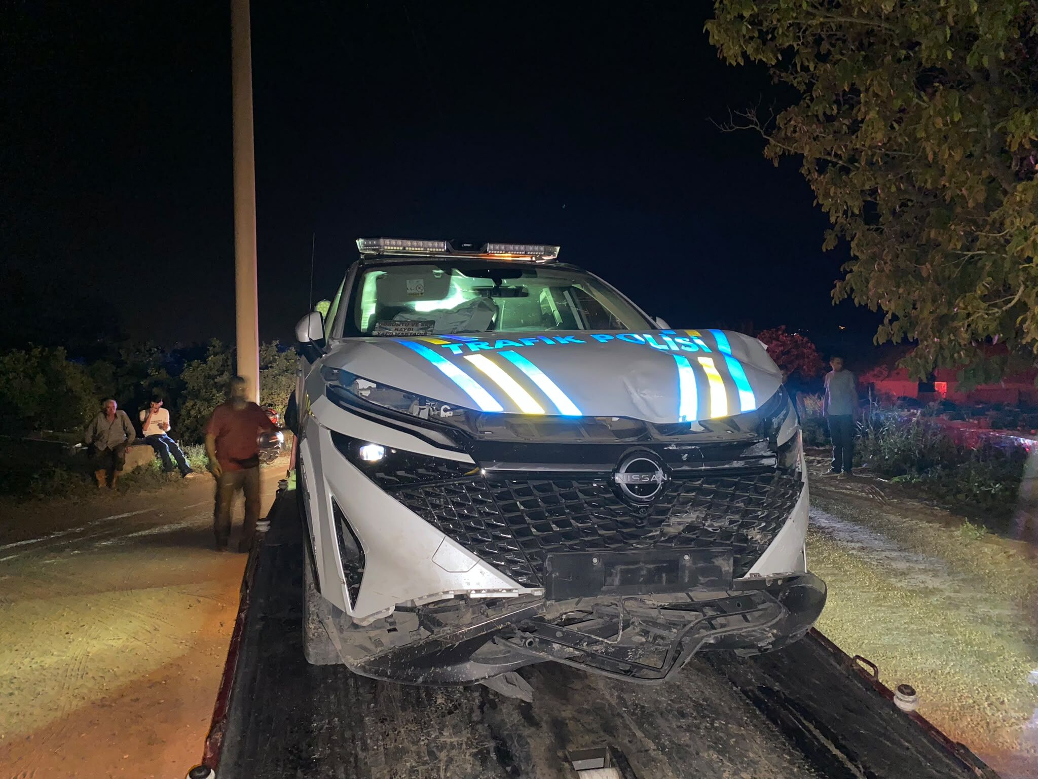 Nazilli’de alkollü sürücü korkuluklara çarptı: 2 Polis yaralandı (2)