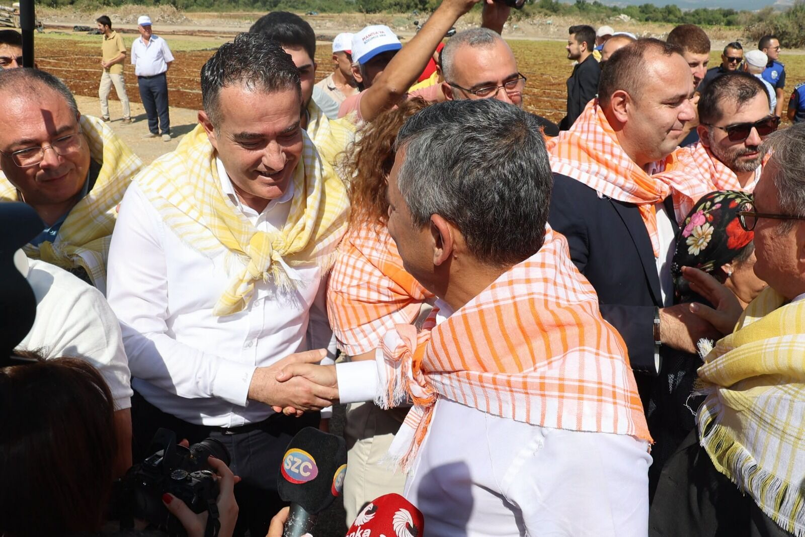 Yeni̇ Parti Aydın Özel'i Memleketinde Karşıladı Manisa'daki Programına Eşlik Ettiler (1)