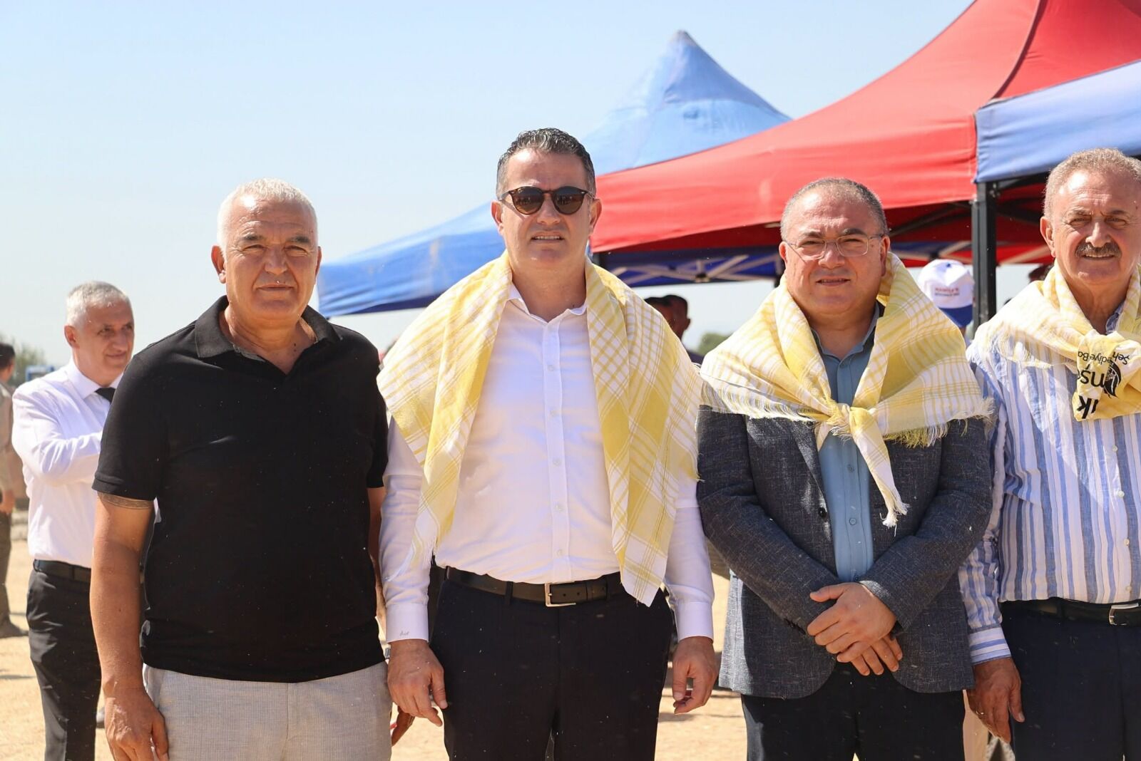 Yeni̇ Parti Aydın Özel'i Memleketinde Karşıladı Manisa'daki Programına Eşlik Ettiler (4)