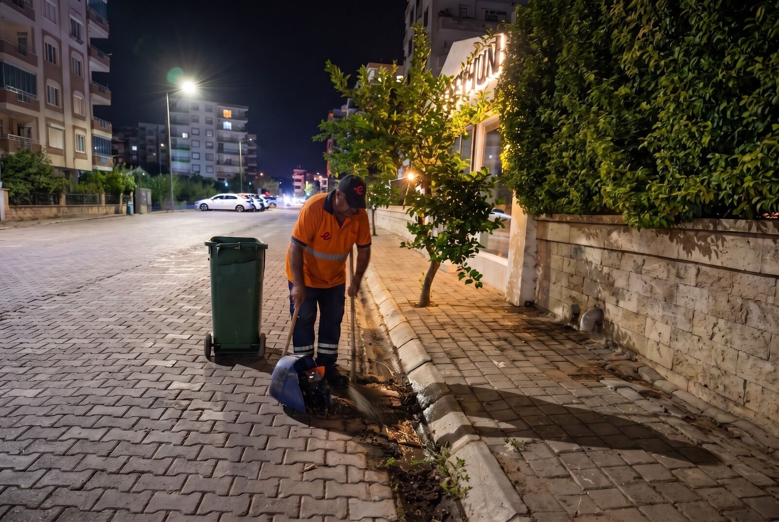 Yetişkin’in ekipleri gece mesaisinde Mimar Sinan Mahallesi temizlendi