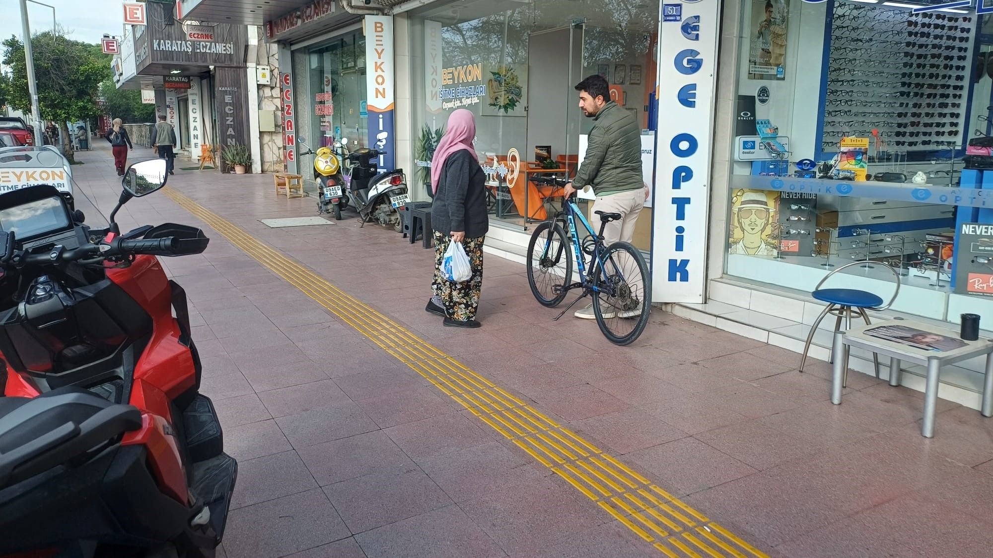 Aydın'da Korkutan Kaza Bisikletli Sürücü Yola Savruldu (1)