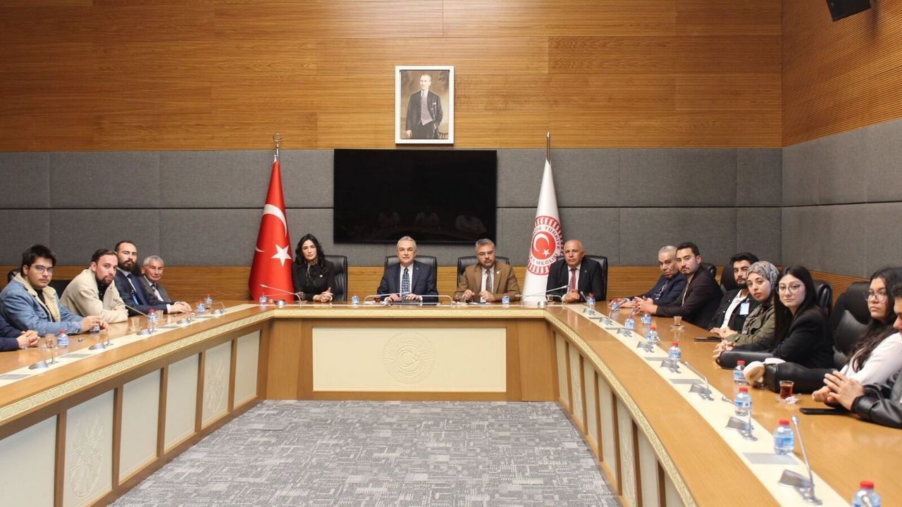 AK Partili vekiller Meclis’te Aydınlı öğrencilerle buluştu! Eğitim ve gelecek hedefleri masaya yatırıldı