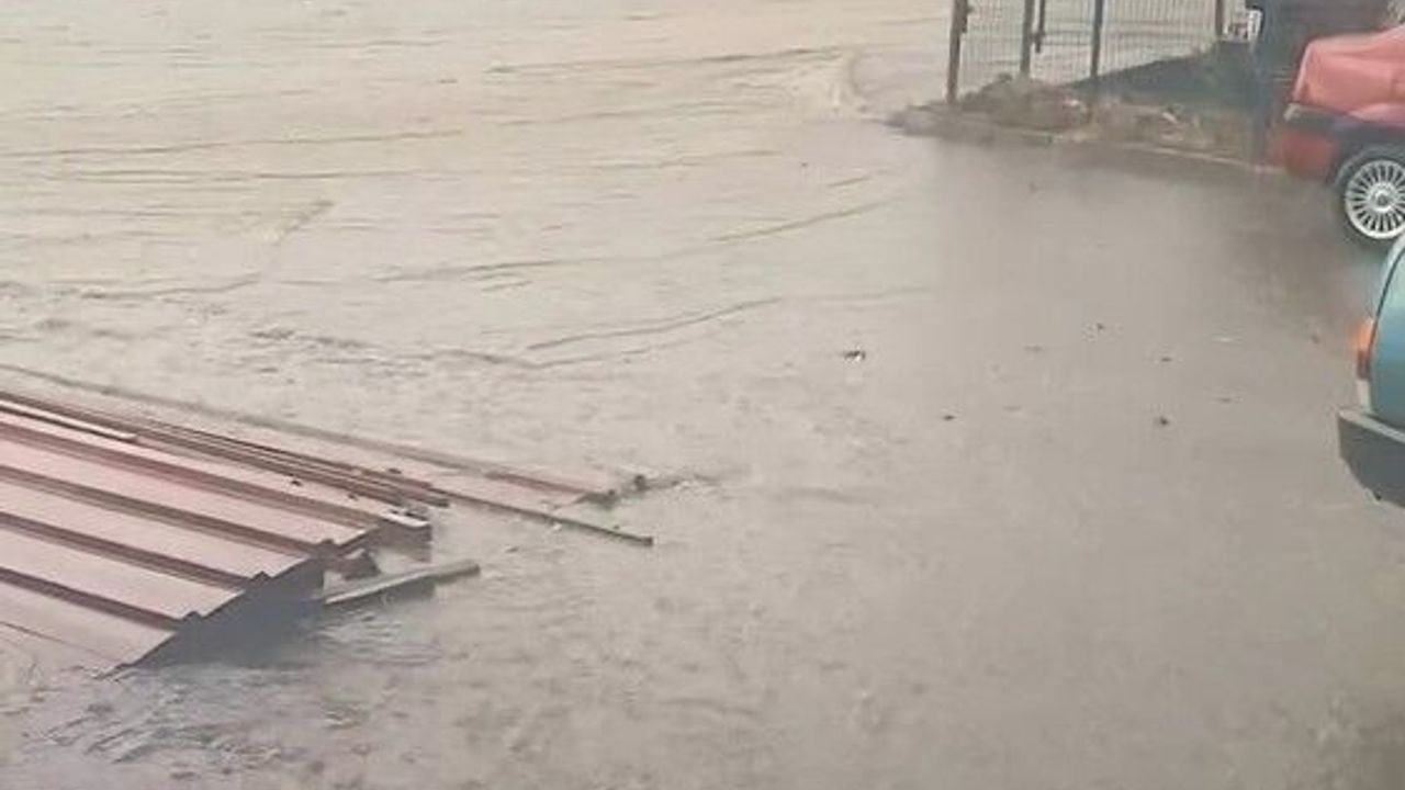 Bozdoğan’ı sel vurdu! Esnaf iş yerinde mahsur kaldı