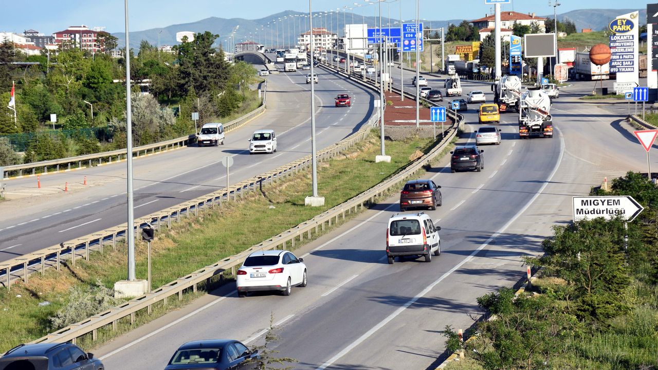 Bayram Tatili Daha Başlamadan Trafik Kilitlendi! İşte En Yoğun Güzergahlar