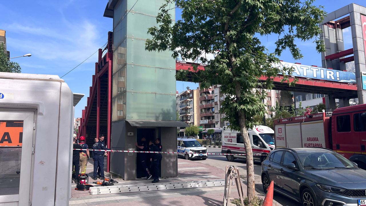 Akıl almaz ölüm! Yaya üst geçidinin asansöründe sıkıştı