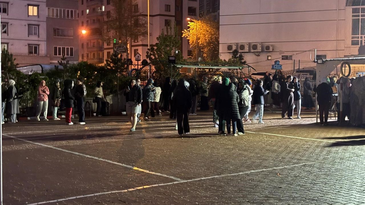 Yurtta yangın paniği! Öğrenciler sokağa döküldü