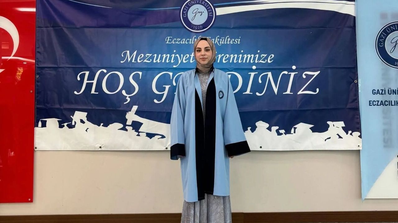 AK Parti'li Özmen'e mezuniyet sevinci: Kızı eczacı oldu