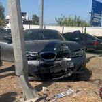 Aydın’da ani fren kazaya neden oldu! Otomobil aydınlatma direğine çarparak durdu