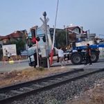 Aydın’daki hemzemin geçitte korkutan dakikalar! Çekici sıkıştı tren ve araç trafiği durdu
