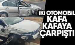 İki otomobil kafa kafaya çarpıştı